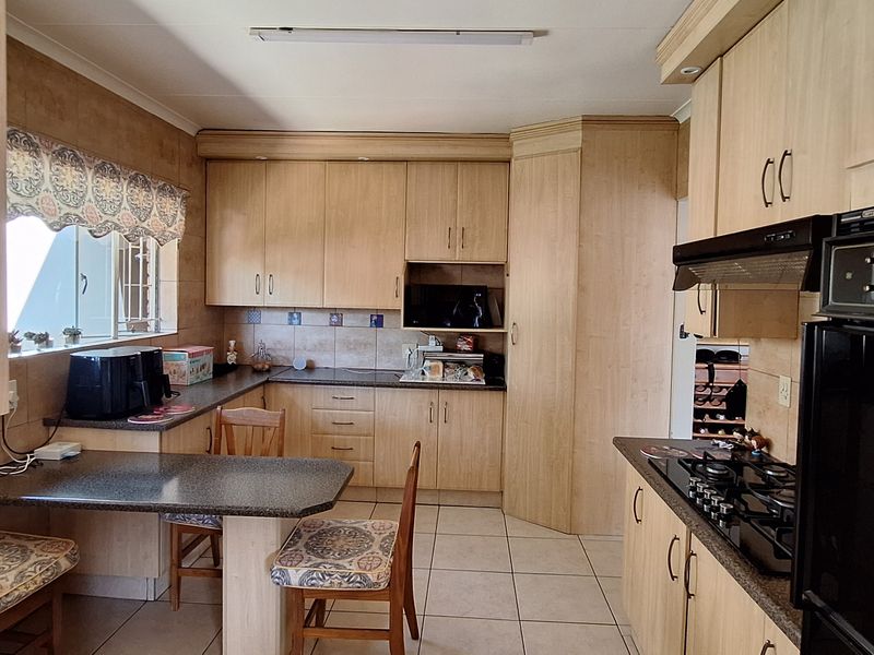 Beautiful Property with flat for Sale in SE 3 Vanderbijlpark!! - Photo 5