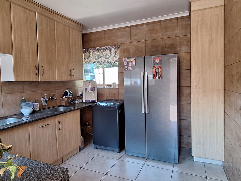 Beautiful Property with flat for Sale in SE 3 Vanderbijlpark!! - Photo 6