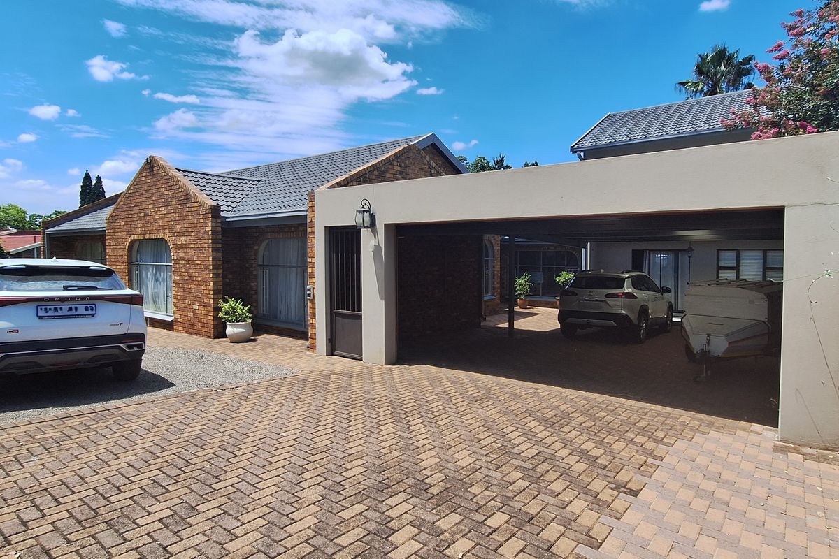Beautiful Property with flat for Sale in SE 3 Vanderbijlpark!! - Photo 3