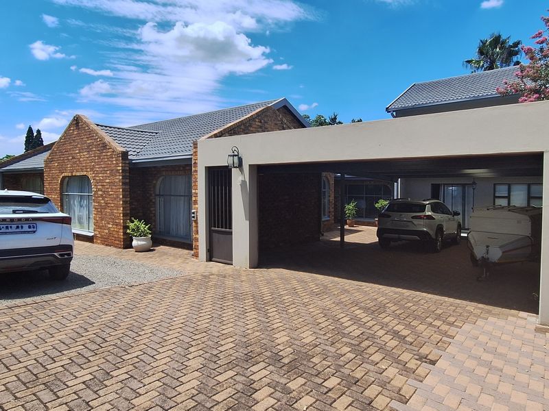 Beautiful Property with flat for Sale in SE 3 Vanderbijlpark!! - Photo 3