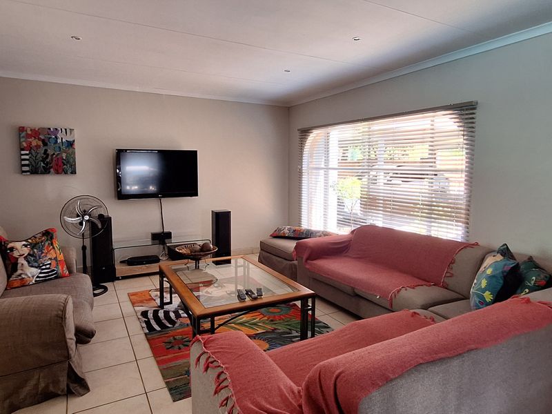 Beautiful Property with flat for Sale in SE 3 Vanderbijlpark!! - Photo 7
