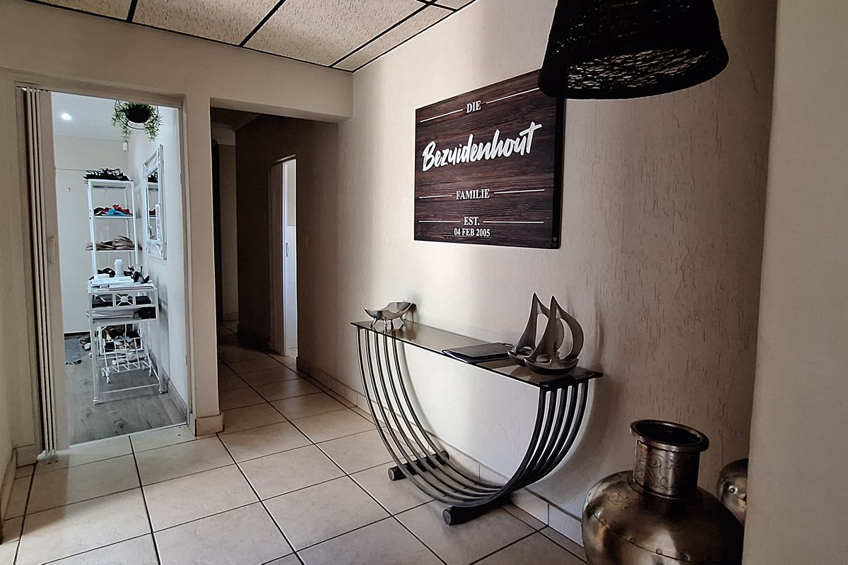 Beautiful Property with flat for Sale in SE 3 Vanderbijlpark!! - Photo 4
