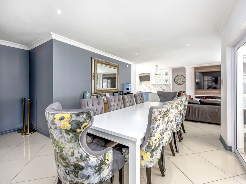 6 Bedroom Family Home - Photo 3