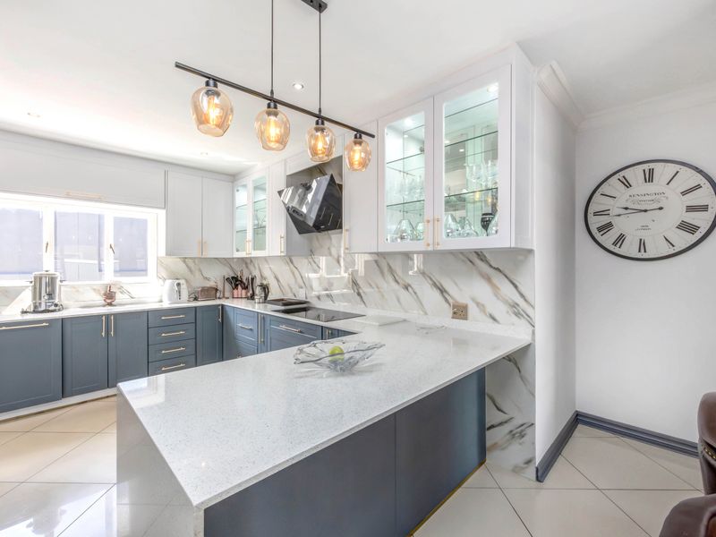 6 Bedroom Family Home - Photo 8