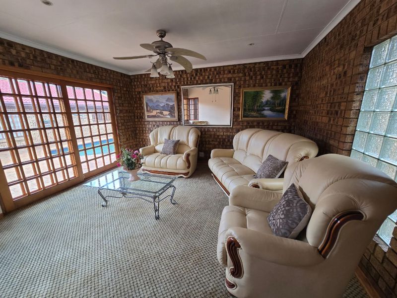 A Feel Good Family Home! - Photo 2