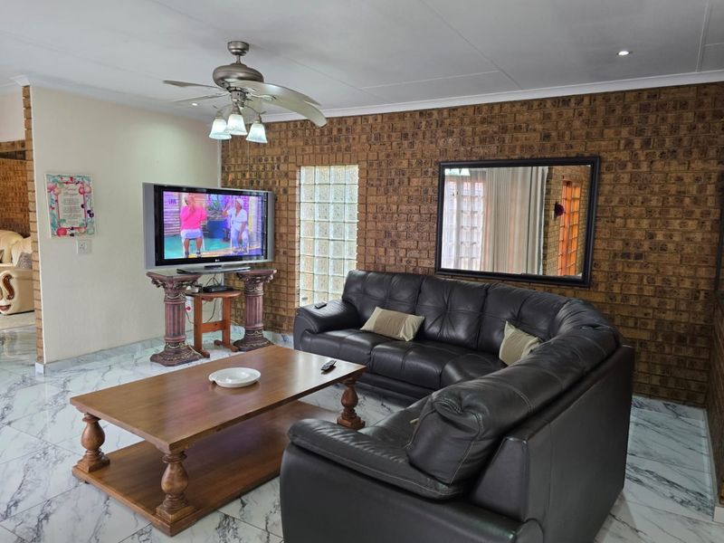 A Feel Good Family Home! - Photo 4