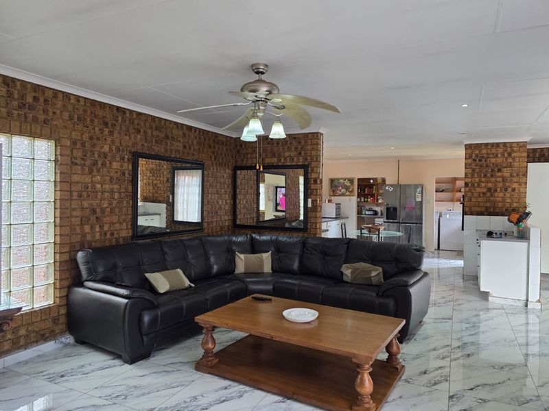 A Feel Good Family Home! - Photo 3