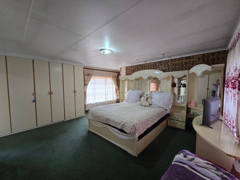 A Feel Good Family Home! - Photo 8