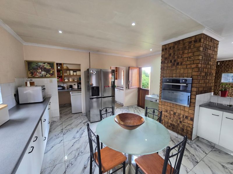 A Feel Good Family Home! - Photo 6