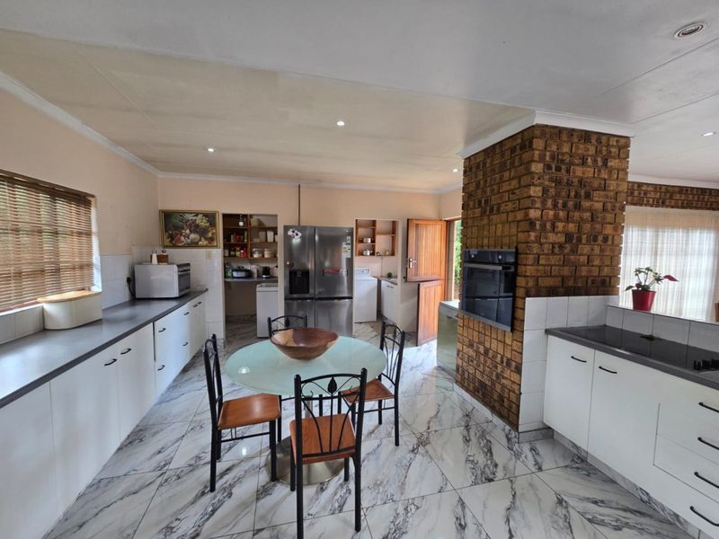 A Feel Good Family Home! - Photo 5