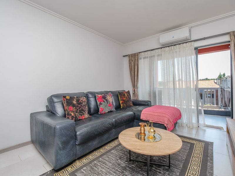 Stunning 3-bedroom apartment for sale in Beverley, Sandton—modern living in a prime location awaits - Photo 10