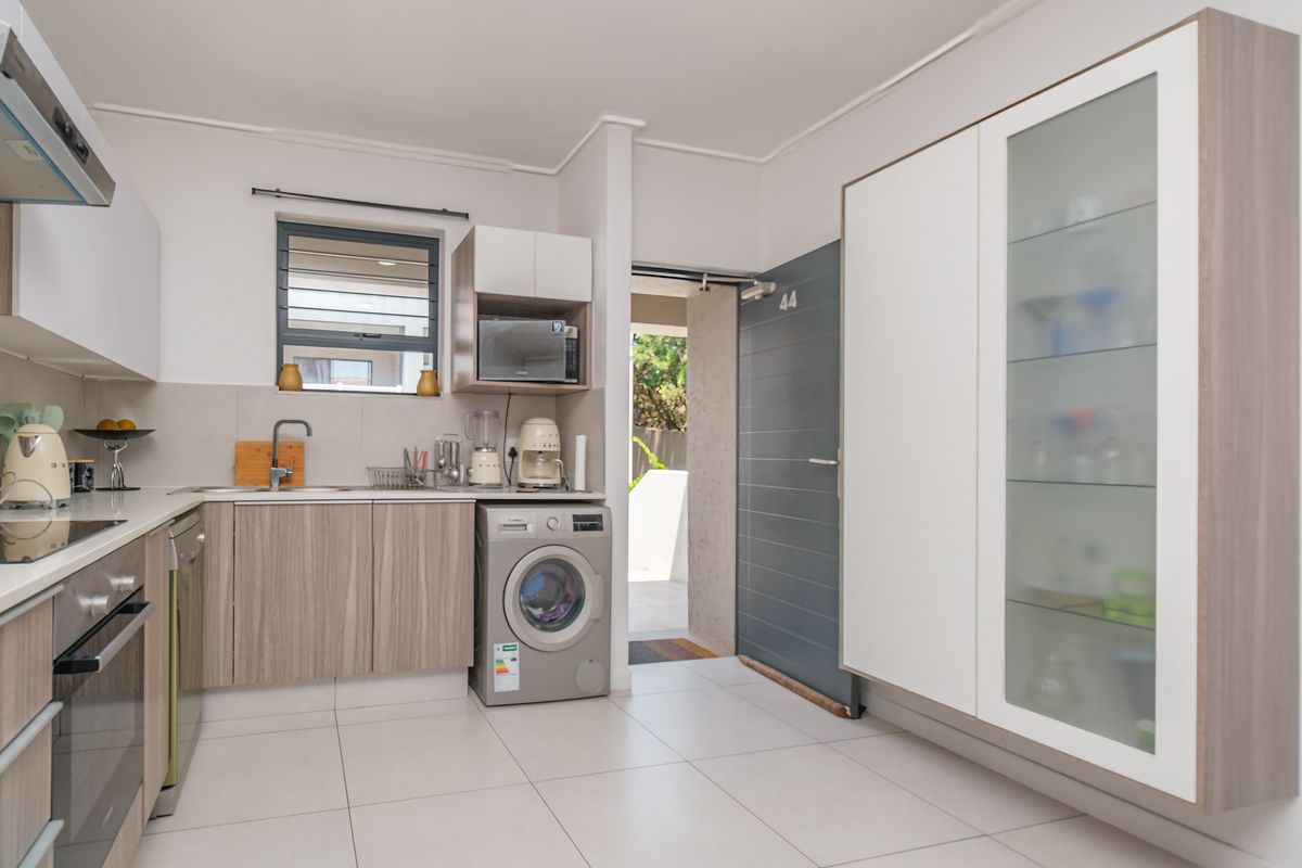 Stunning 3-bedroom apartment for sale in Beverley, Sandton—modern living in a prime location awaits - Photo 5