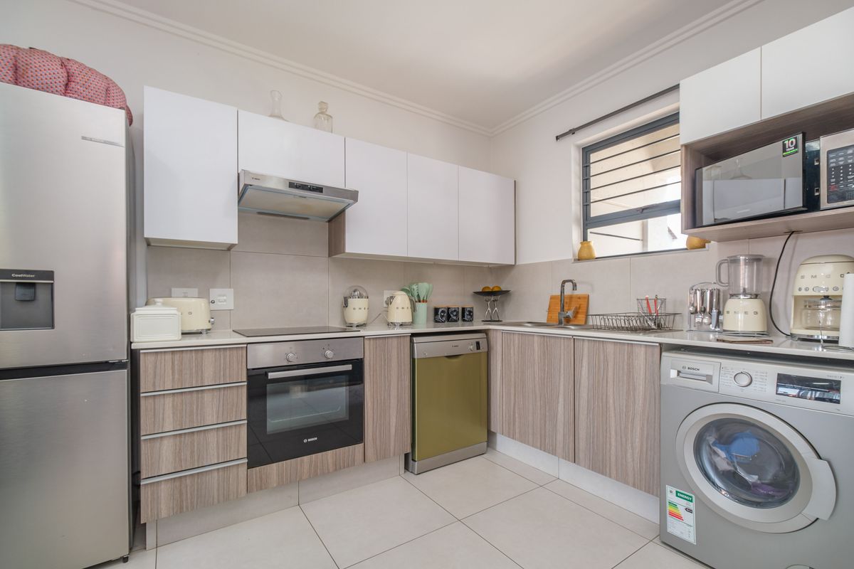 Stunning 3-bedroom apartment for sale in Beverley, Sandton—modern living in a prime location awaits - Photo 2