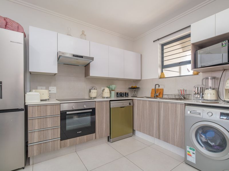 Stunning 3-bedroom apartment for sale in Beverley, Sandton—modern living in a prime location awaits - Photo 2