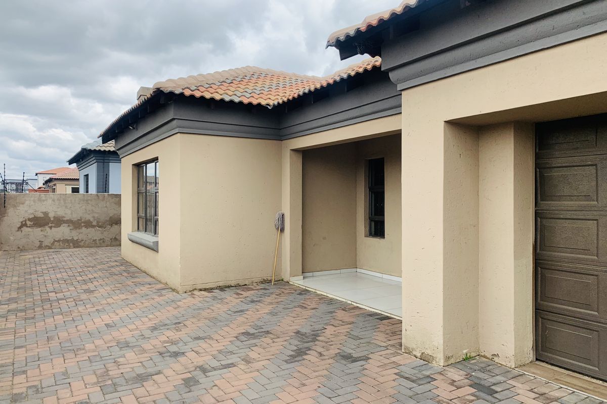 Big family home on a very large piece of land! - Photo 2