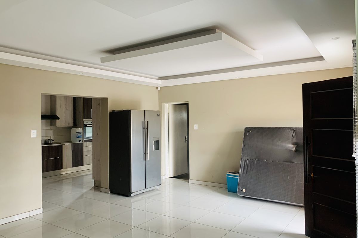 Big family home on a very large piece of land! - Photo 5