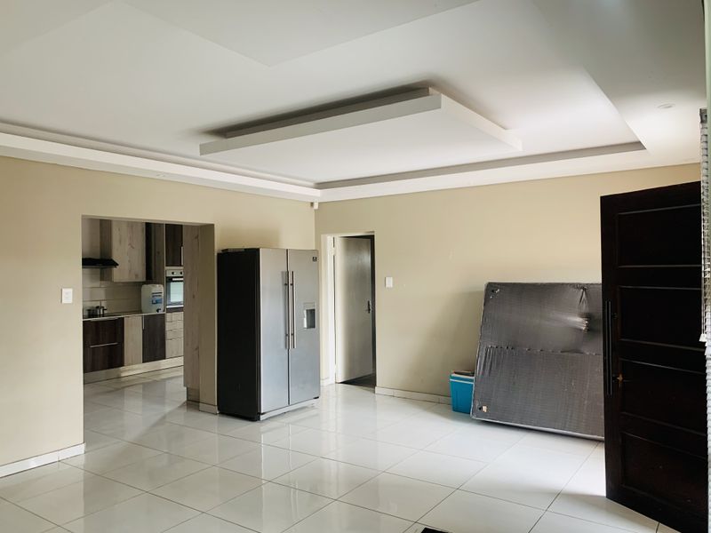 Big family home on a very large piece of land! - Photo 5