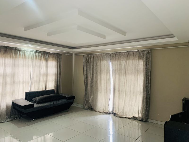 Big family home on a very large piece of land! - Photo 3