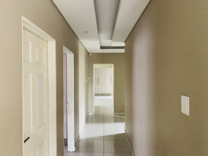 Big family home on a very large piece of land! - Photo 9