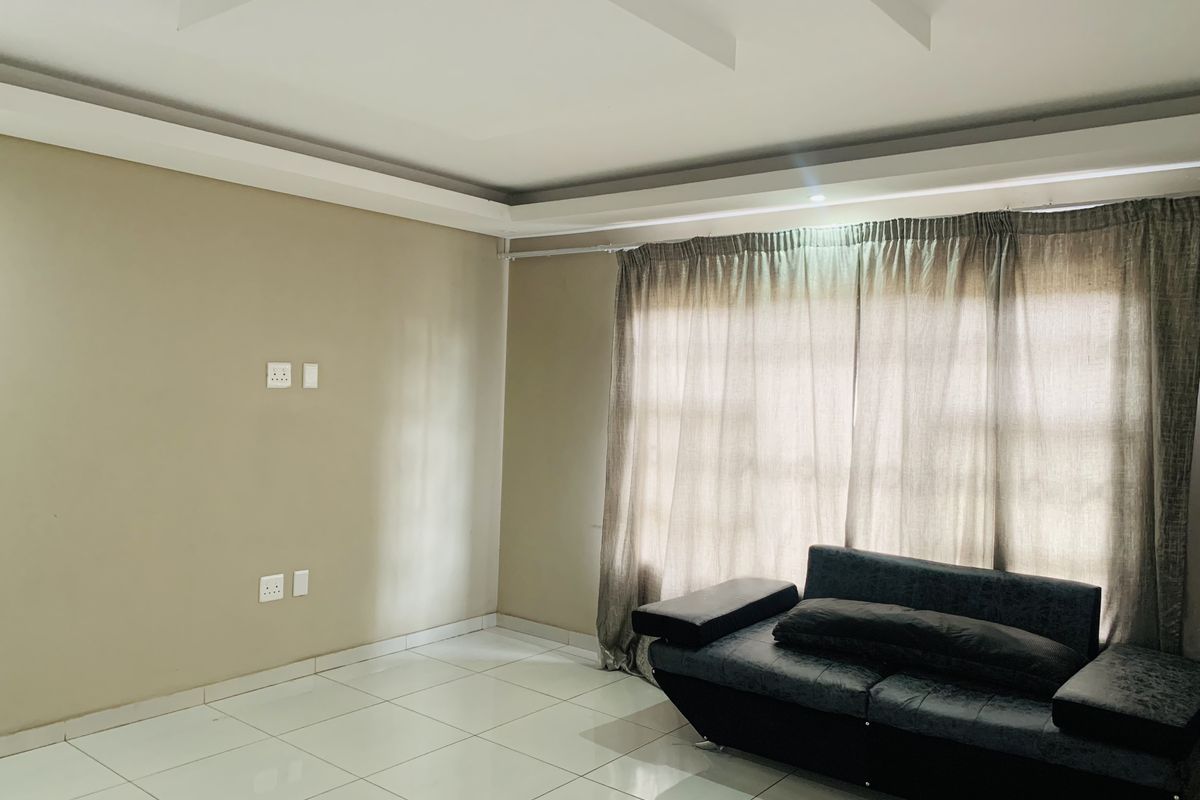 Big family home on a very large piece of land! - Photo 4