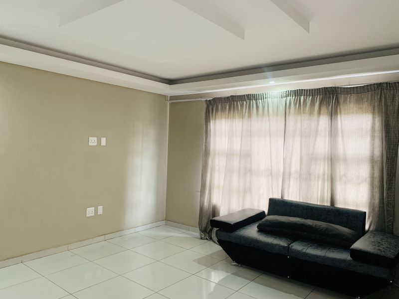 Big family home on a very large piece of land! - Photo 4