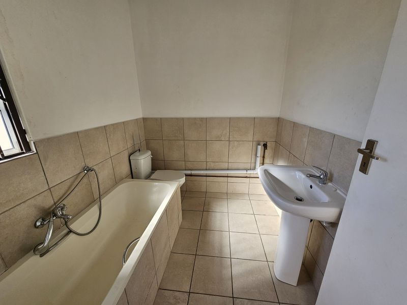 Lock-Up-and-Go Apartment with Strong Rental Appeal in Bonnie Doon - Photo 8