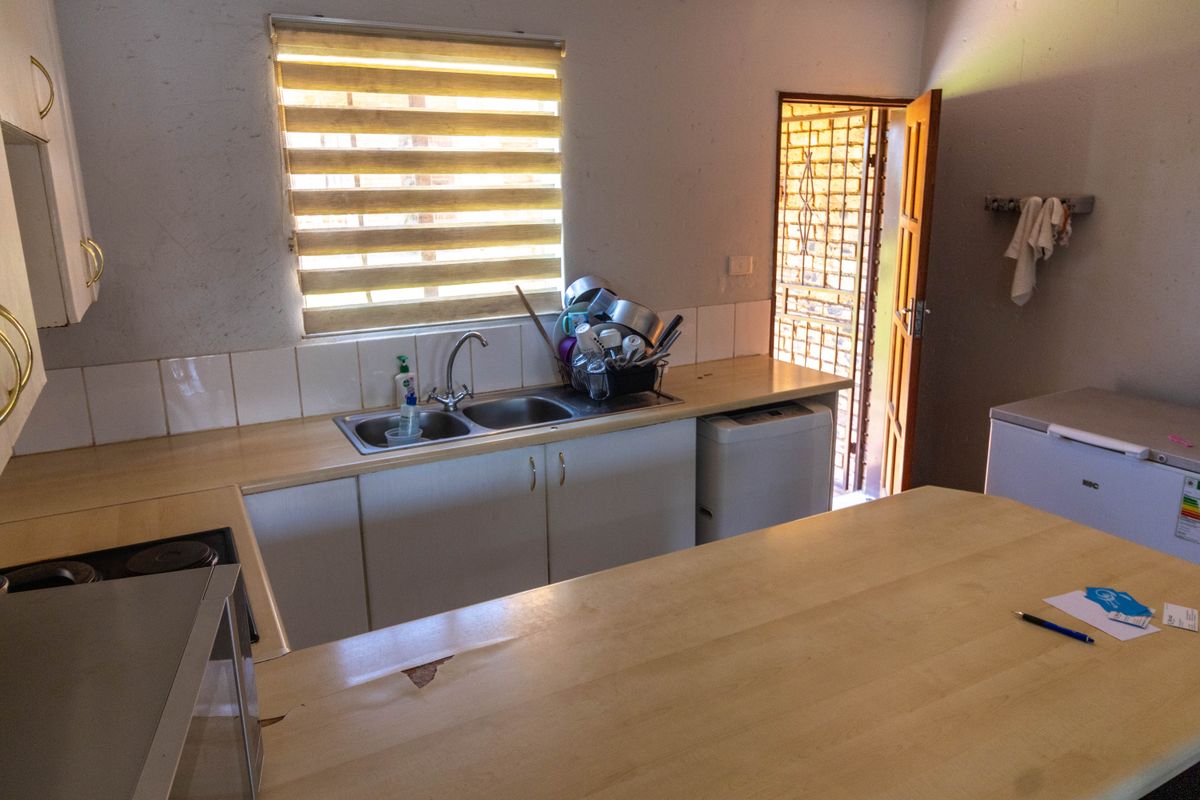 Simple Living, Easy Comfort - Photo 5