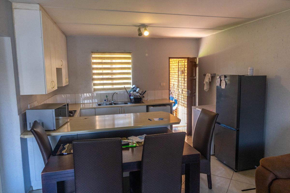 Simple Living, Easy Comfort - Photo 2