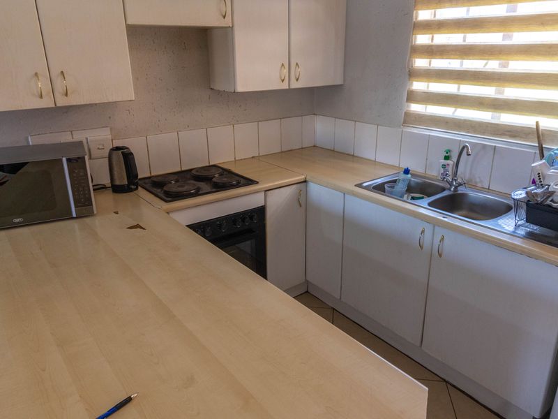 Simple Living, Easy Comfort - Photo 6