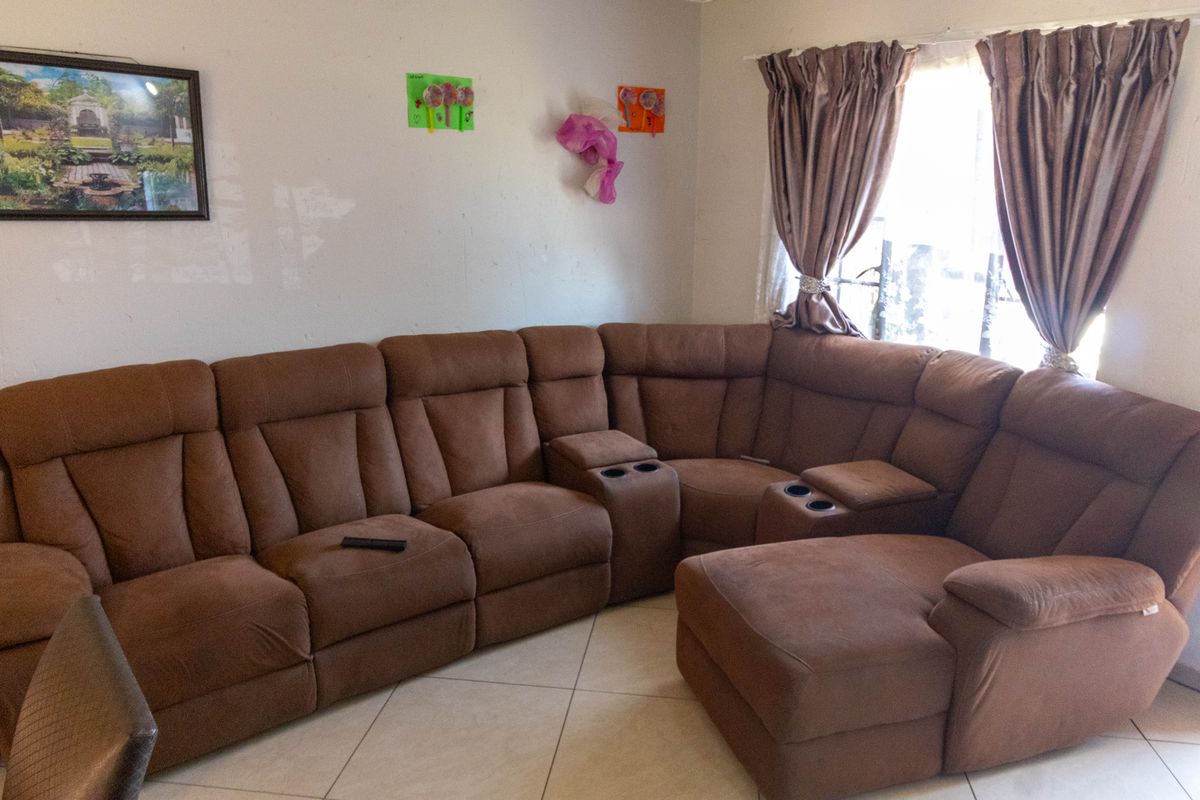 Simple Living, Easy Comfort - Photo 3