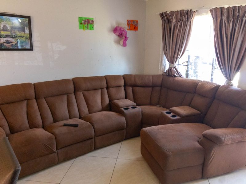 Simple Living, Easy Comfort - Photo 3