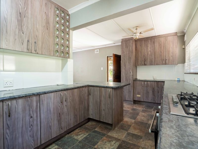 Spacious 3-Bedroom Family Home with Flatlet - Photo 4