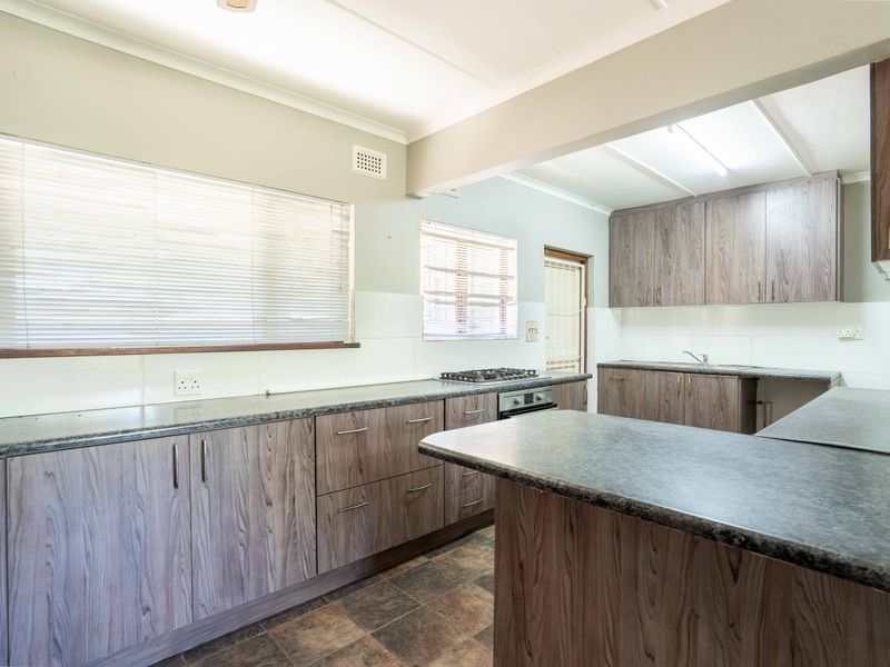 Spacious 3-Bedroom Family Home with Flatlet - Photo 6