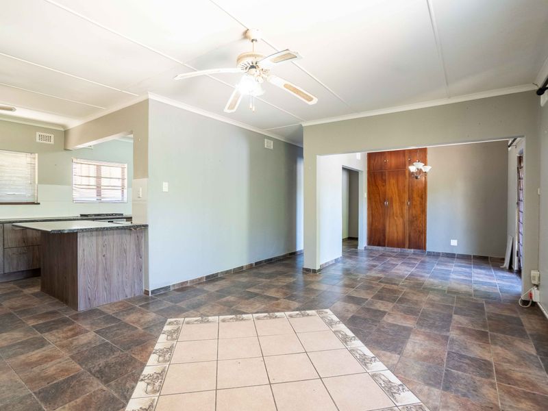 Spacious 3-Bedroom Family Home with Flatlet - Photo 3