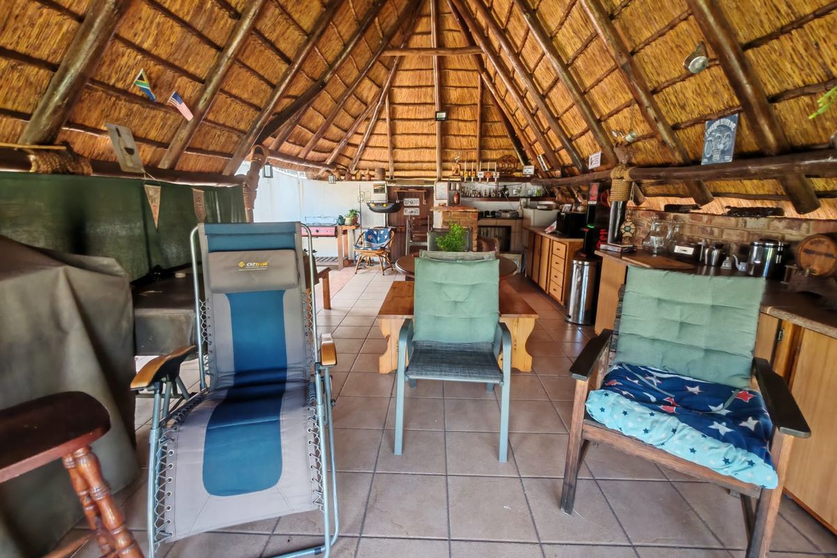 Family Home with Entertainment Area - Photo 5