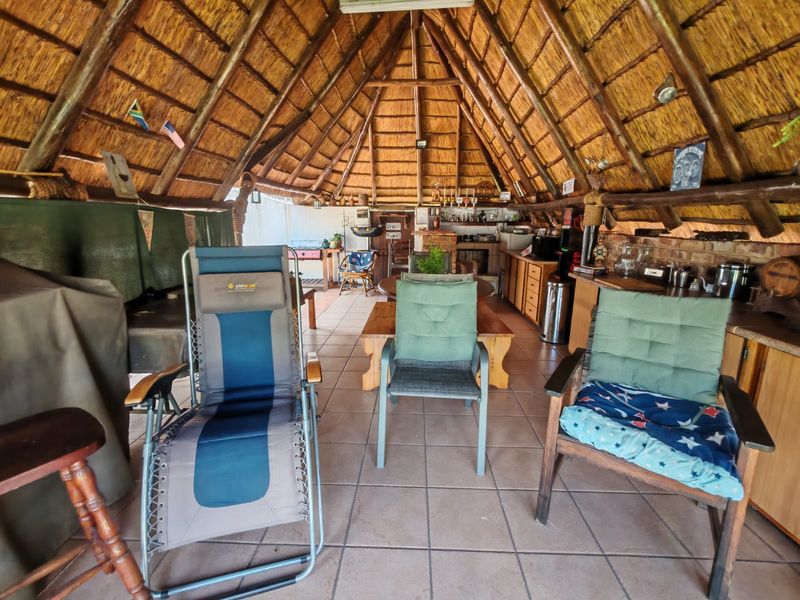 Family Home with Entertainment Area - Photo 5