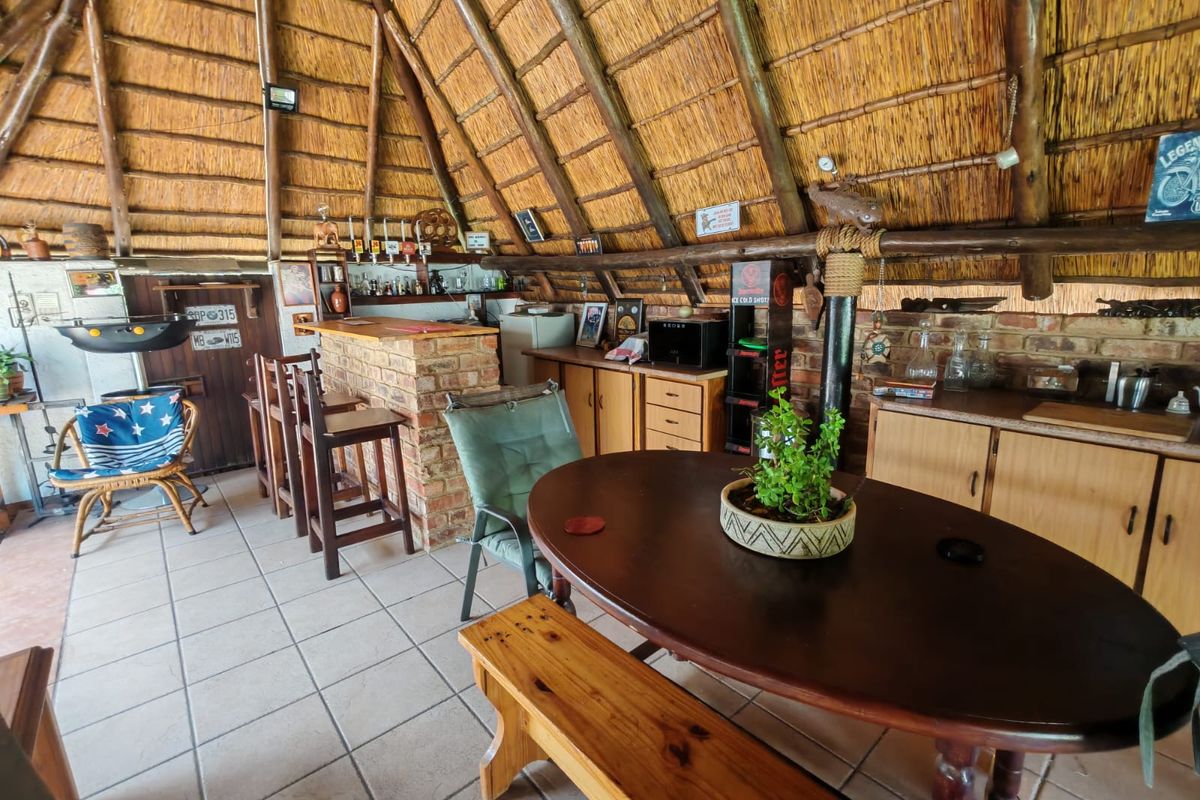 Family Home with Entertainment Area - Photo 4