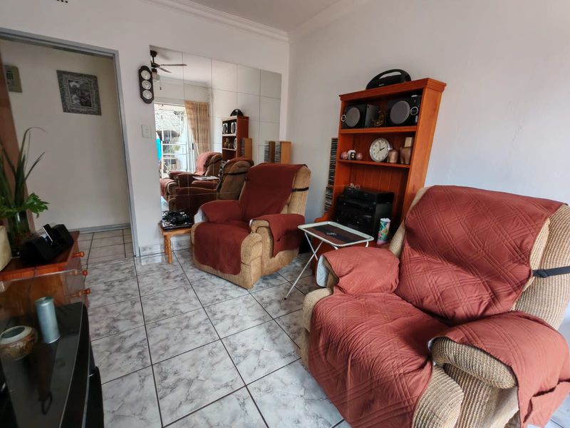 Family Home with Entertainment Area - Photo 10