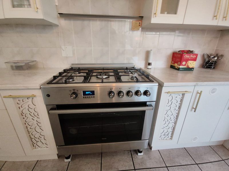 Family Home with Entertainment Area - Photo 9