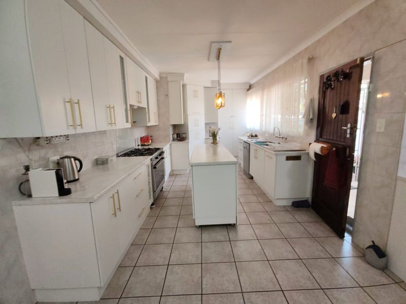 Family Home with Entertainment Area - Photo 8