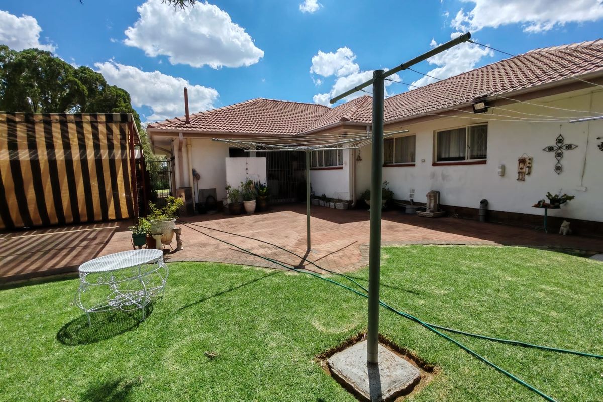 Family Home with Entertainment Area - Photo 3