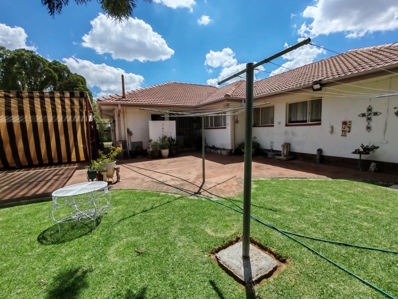 Family Home with Entertainment Area - Photo 3