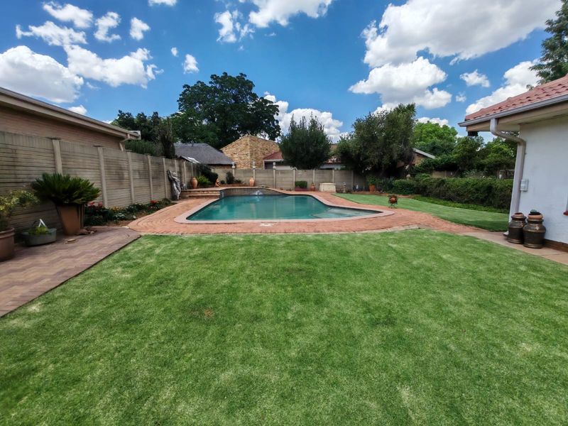 Family Home with Entertainment Area - Photo 7