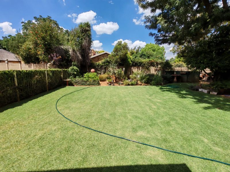 Family Home with Entertainment Area - Photo 6