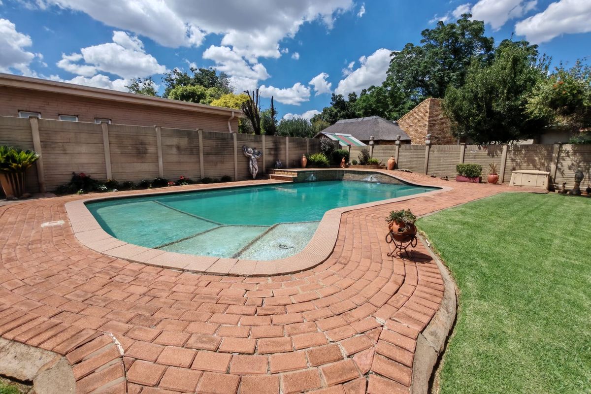 Family Home with Entertainment Area - Photo 2