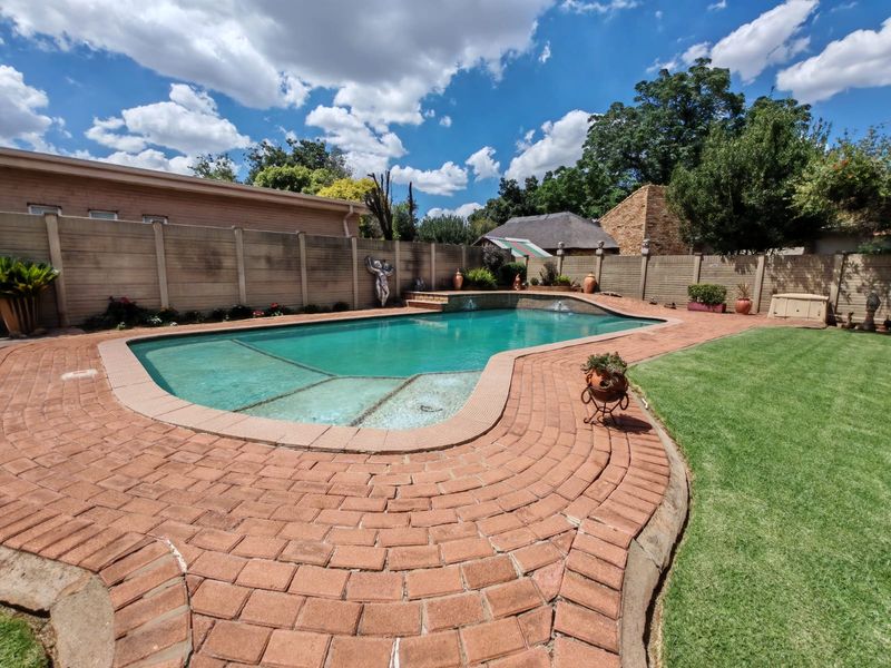 Family Home with Entertainment Area - Photo 2