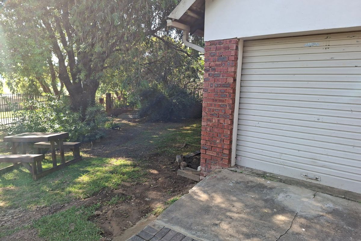 Home in Aviary Hill going on auction 30 April 2026. - Photo 5