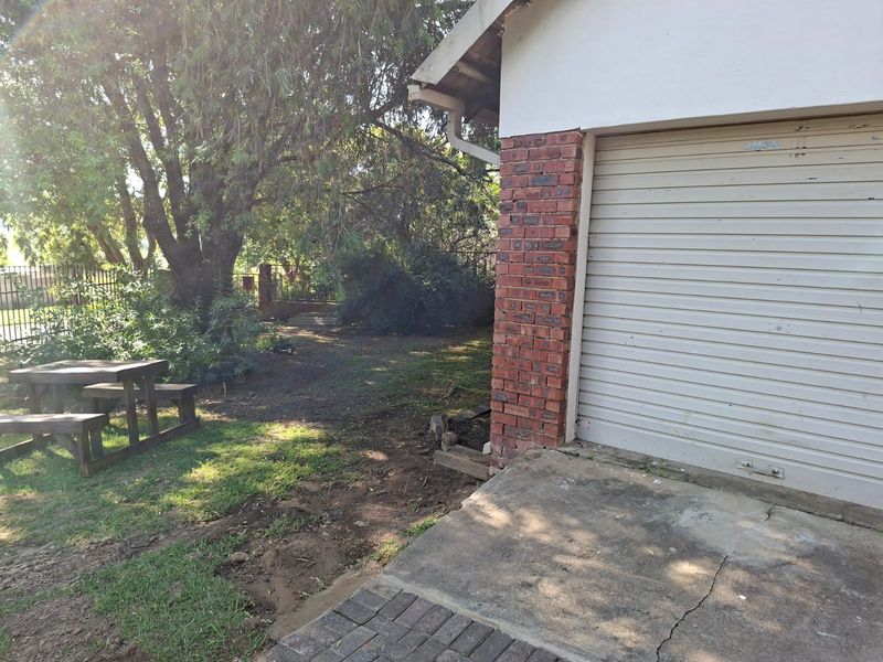 Home in Aviary Hill going on auction 30 April 2026. - Photo 5