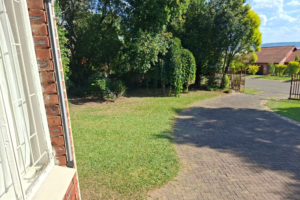 Home in Aviary Hill going on auction 30 April 2026. - Photo 4