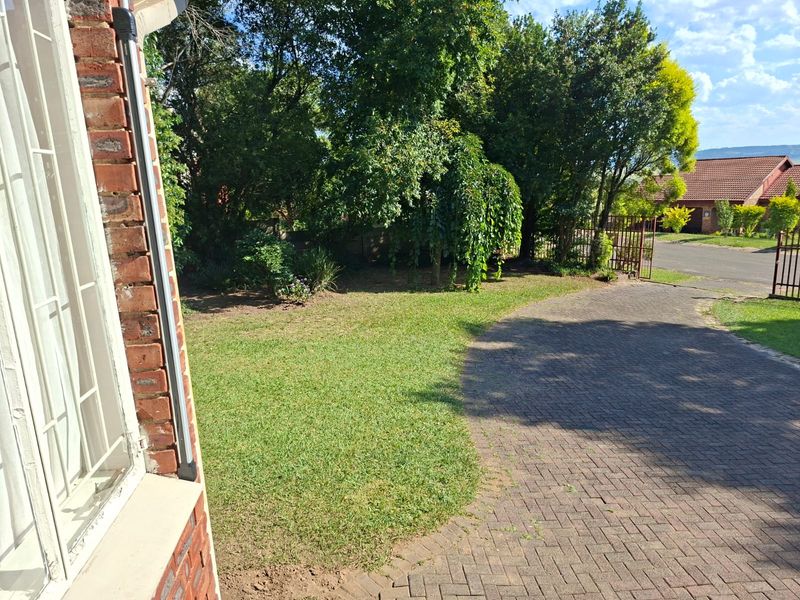 Home in Aviary Hill going on auction 30 April 2026. - Photo 4